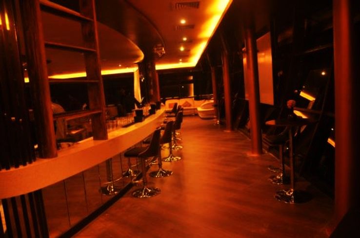 2 LaRuche-Bar & Grill